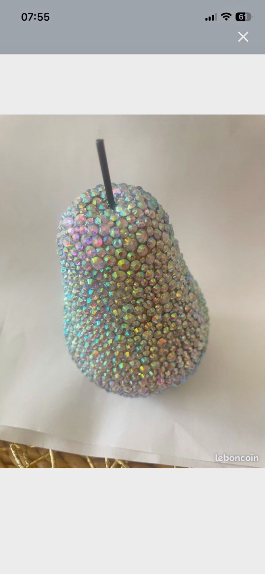 Poire décorative recouverte de strass irisés