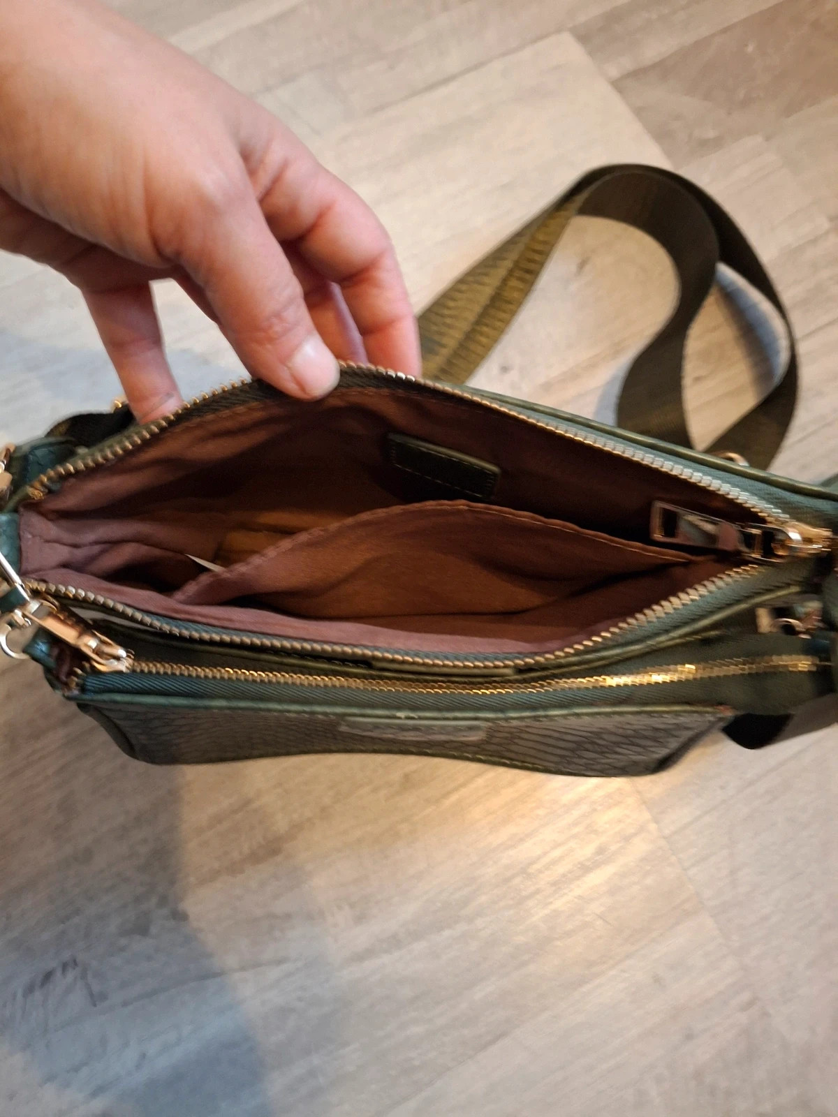 Petite pochette kaki 2 en 1 façon crocodile tendance – Tendance 5