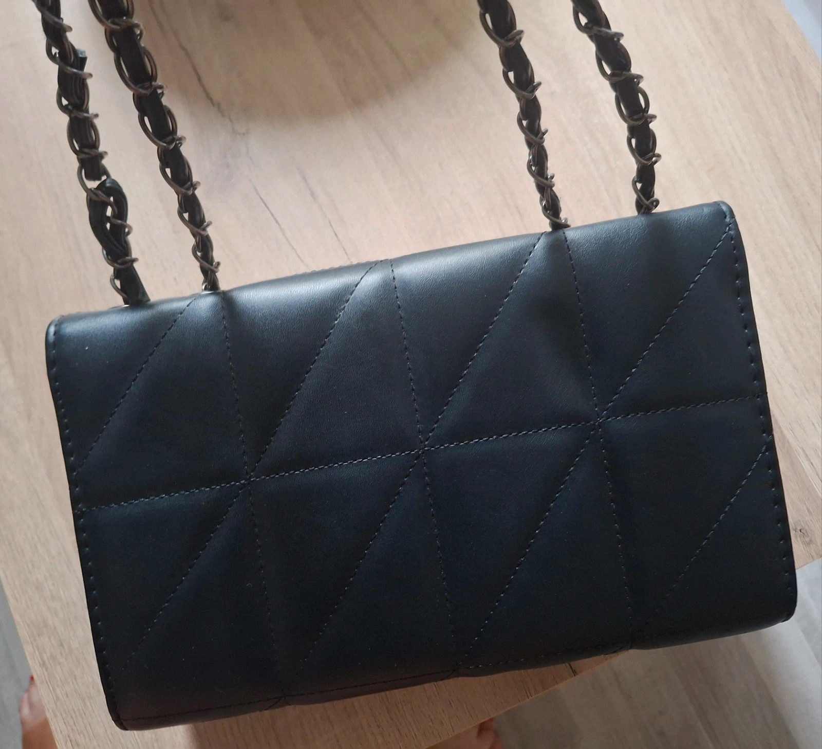 Sac noir bandoulière chaînette a carreaux – Tendance