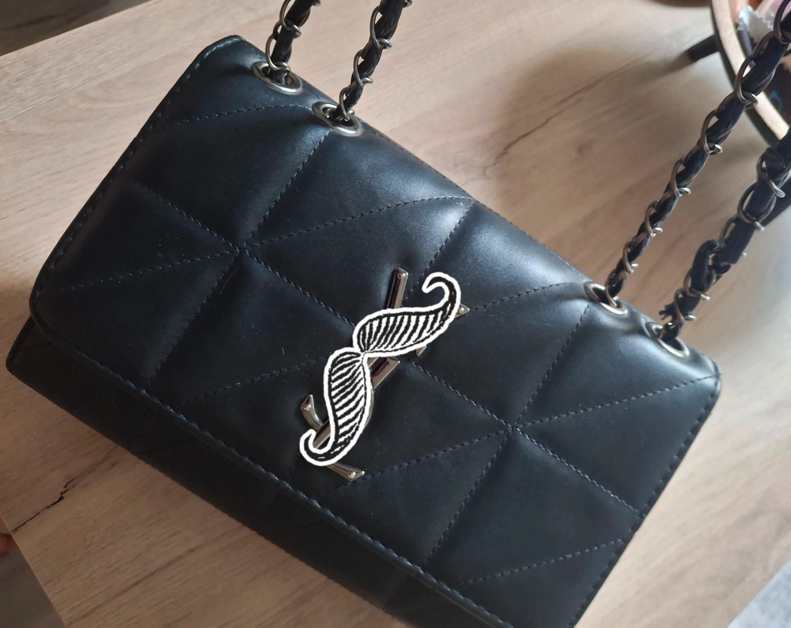 Sac noir bandoulière chaînette a carreaux – Tendance 2