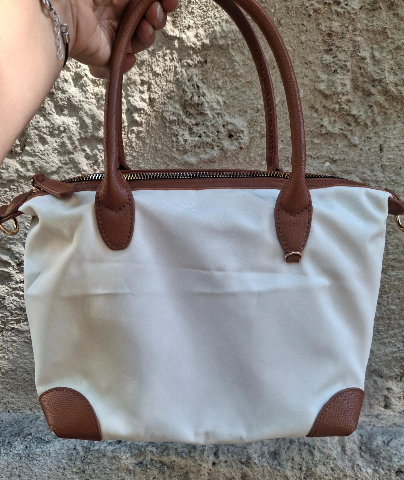 Sac imperméable blanc et marron