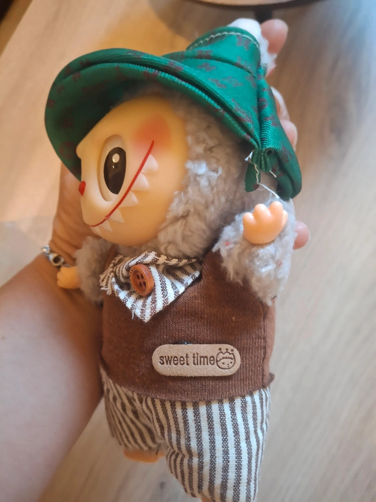 Poupée Labubu avec vêtements et chapeau – Pop Mart – taille Prématuré, jusqu'à 44cm 2
