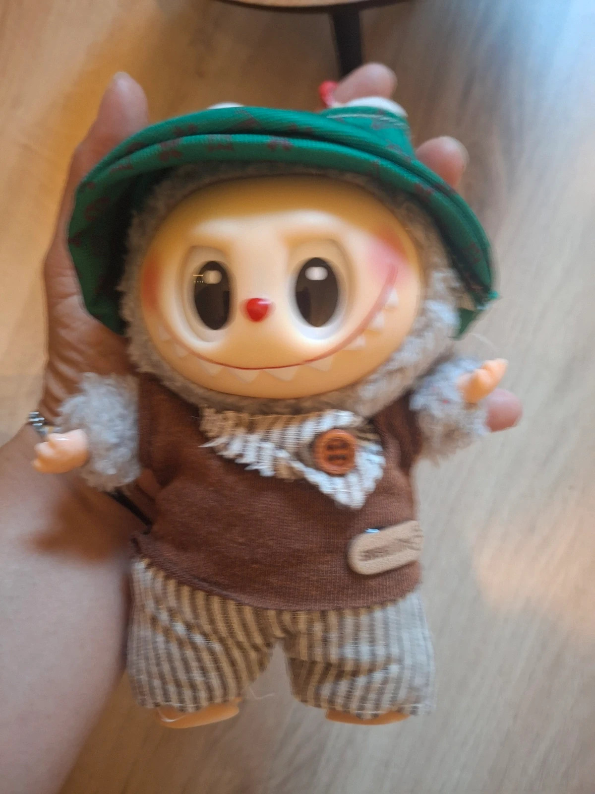 Poupée Labubu avec vêtements et chapeau