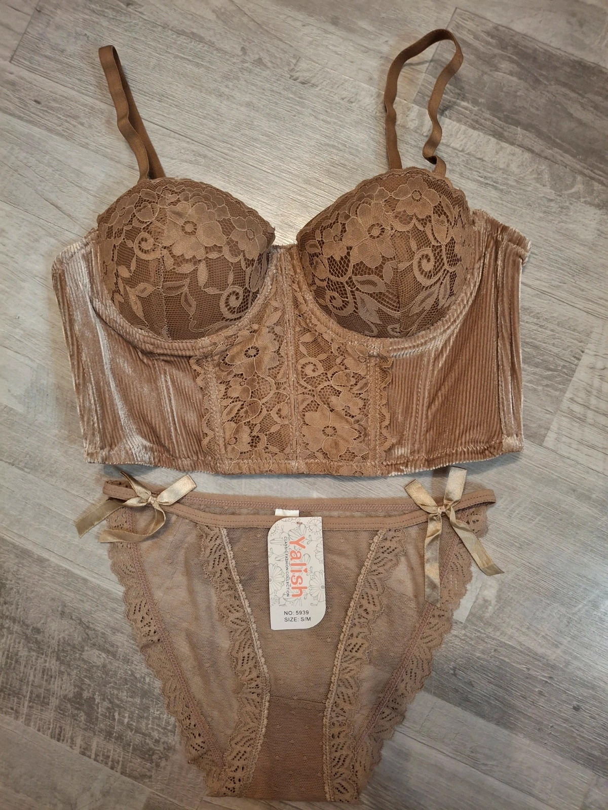 Ensemble lingerie bustier et tanga