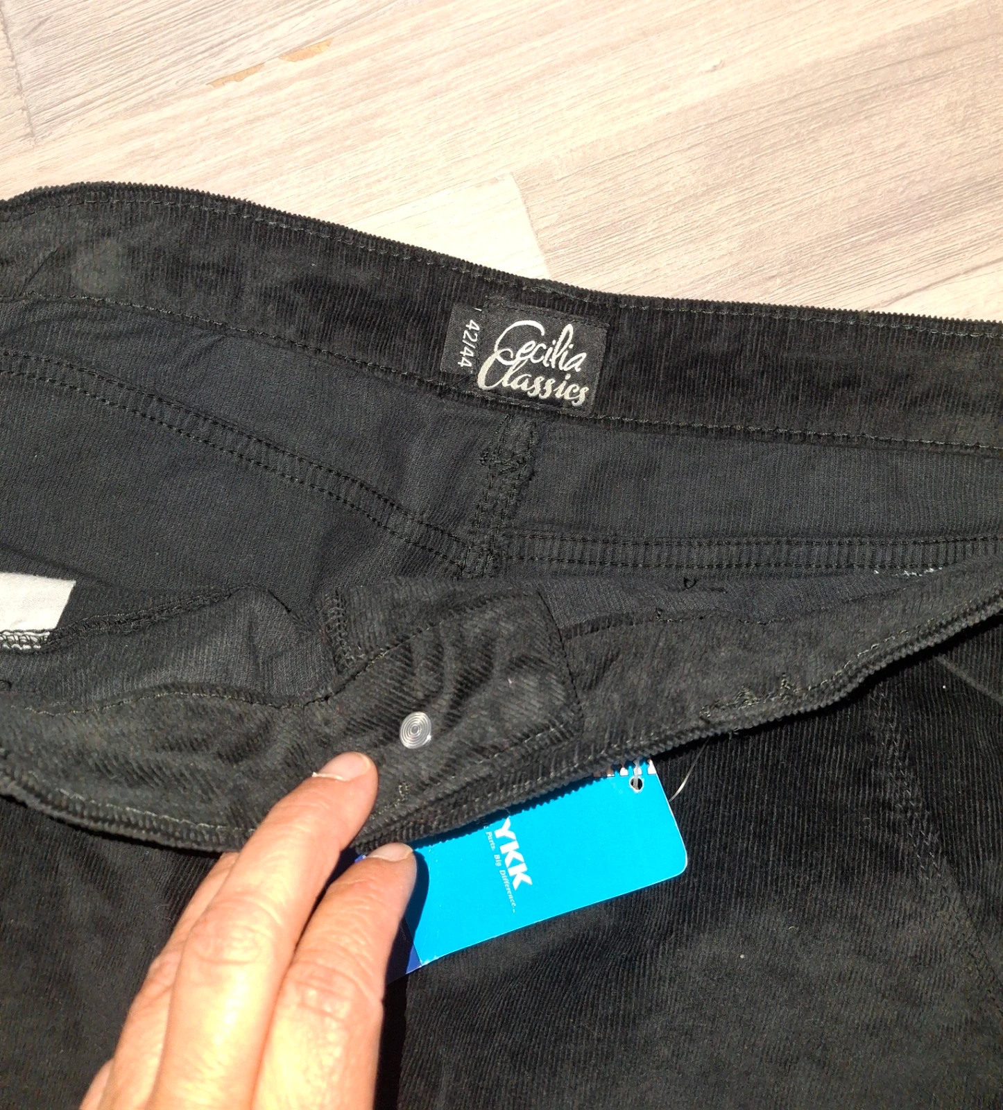 Petite jupe noire – taille XL / 42 / 14 2