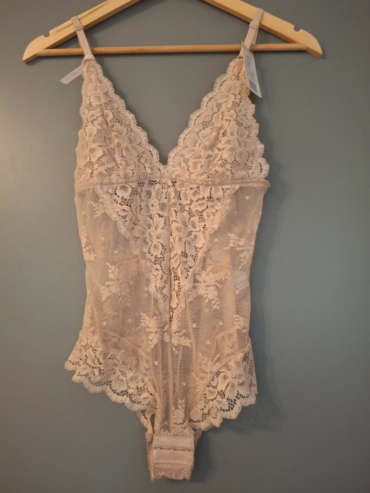 Bidy dentelle fine couleur Nude attachée invisible au dos