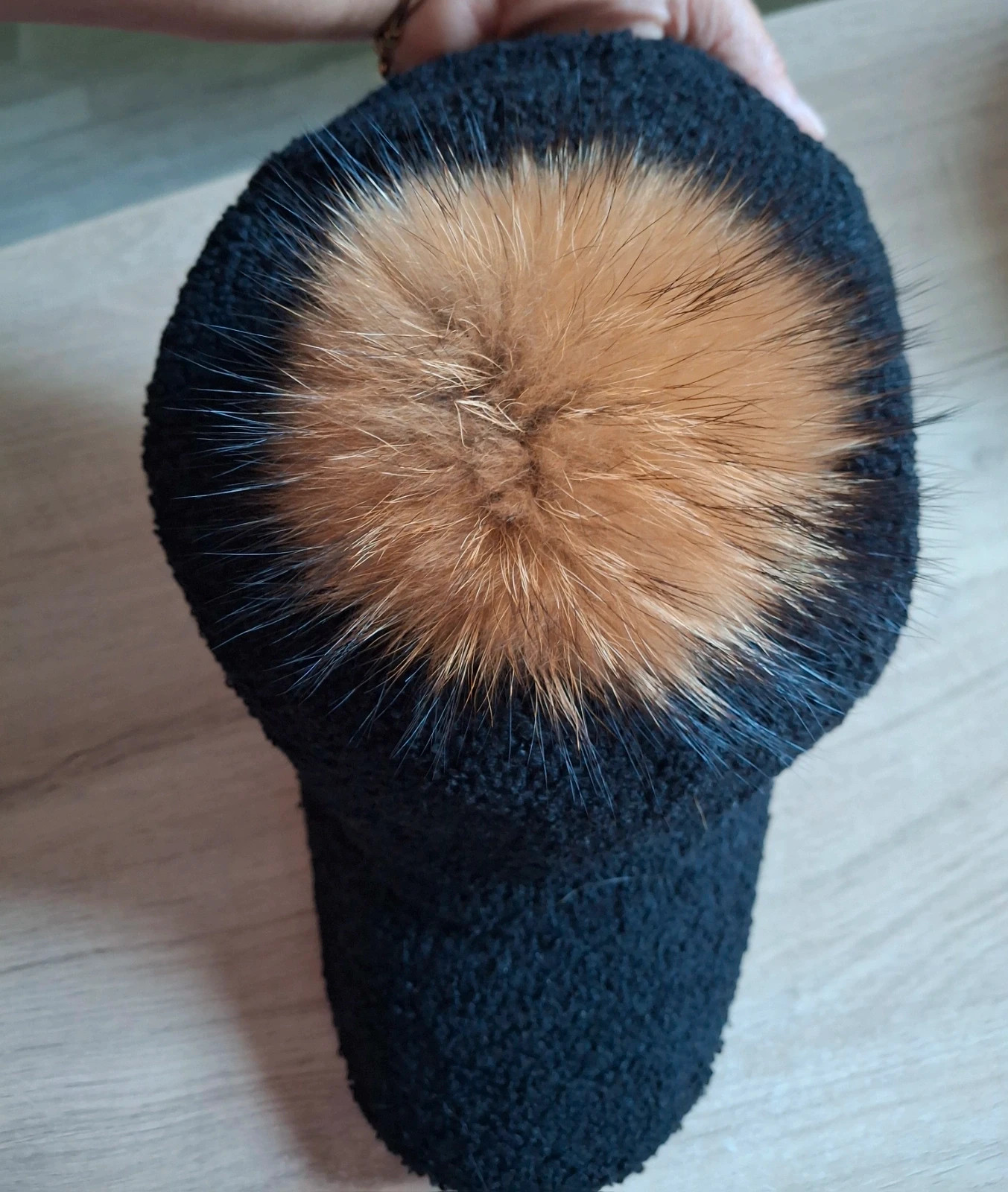 Casquette tendance avec pompon marrons