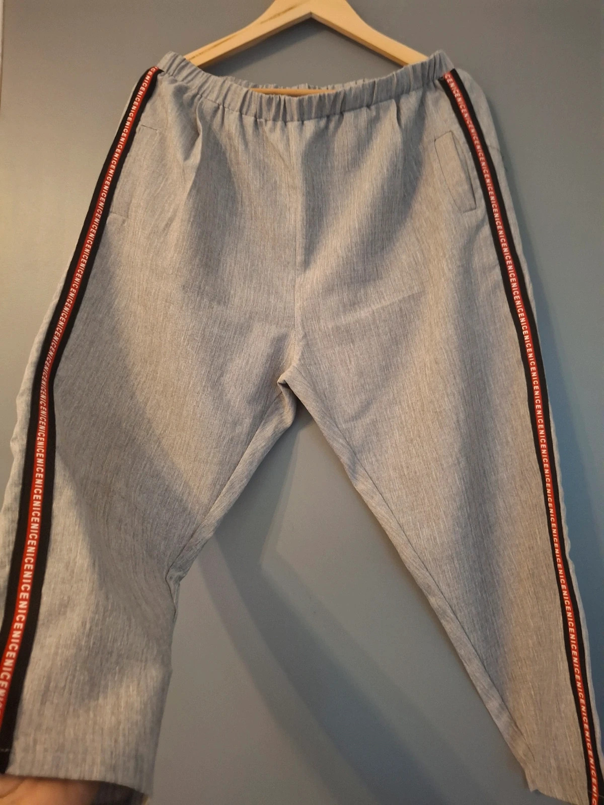 Pantalon chino gris et rayure rouge tendance