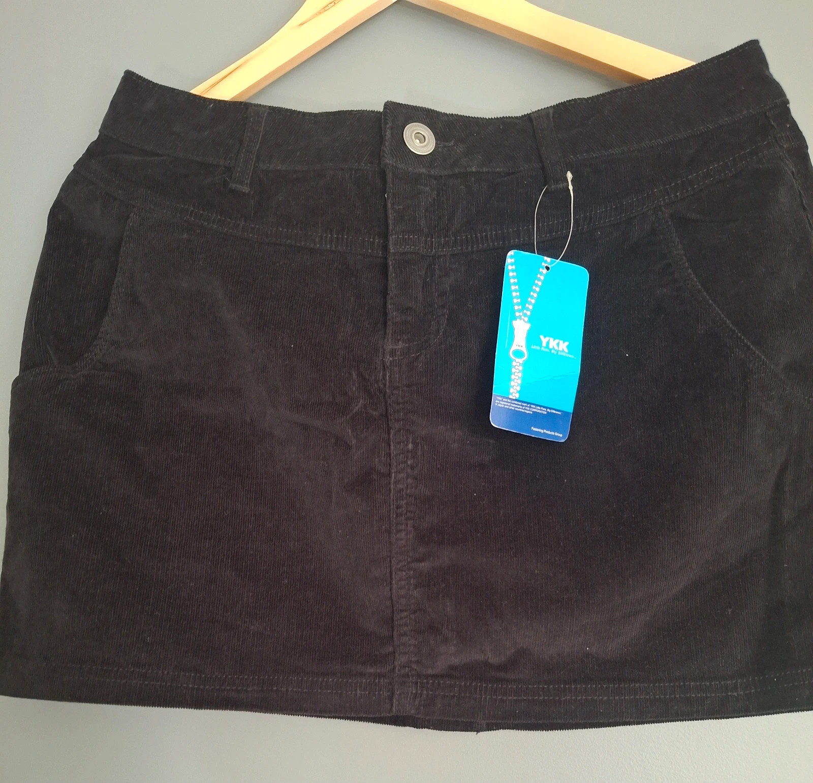 Mini jupe en velours multi poches Noire