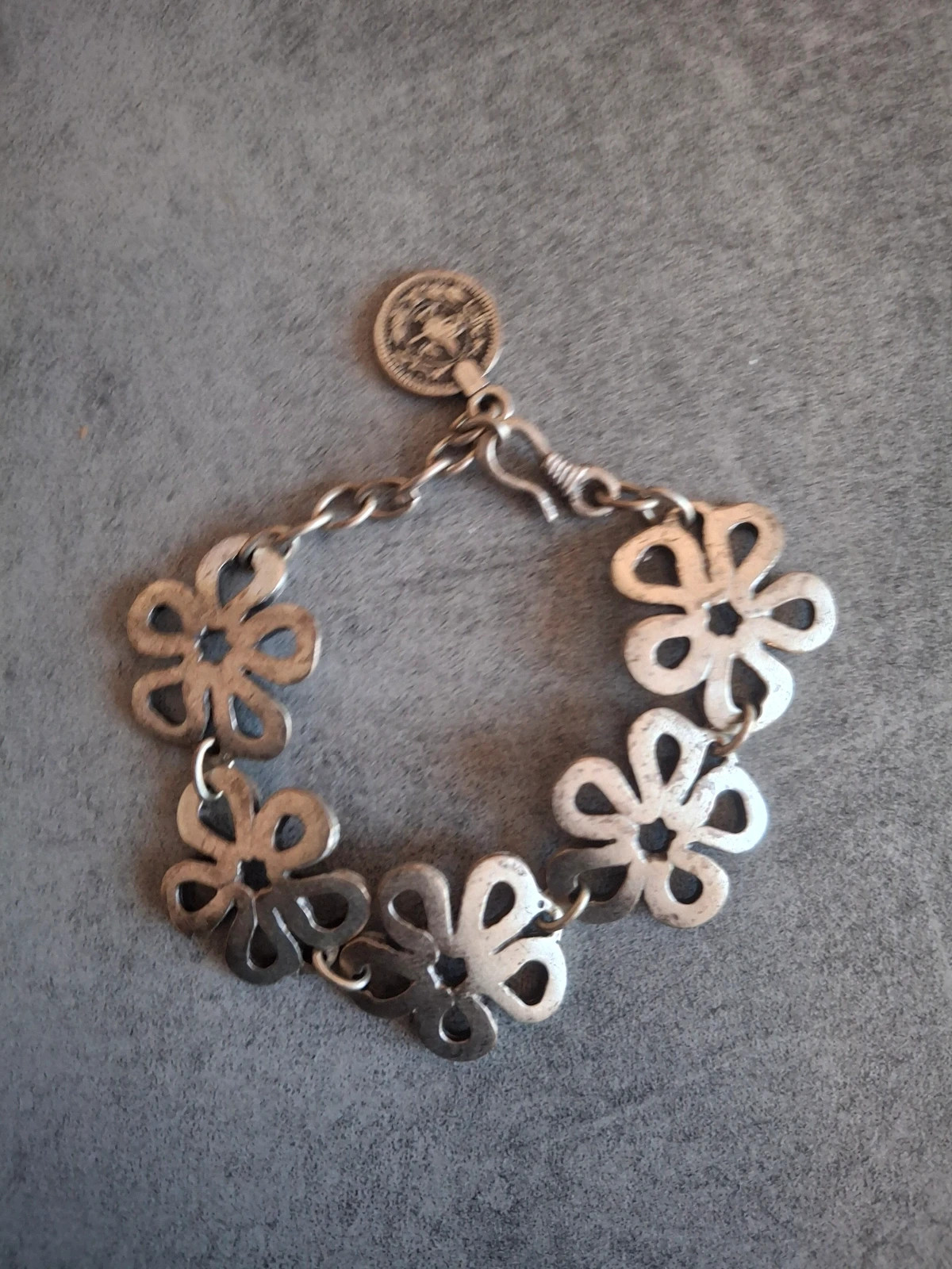 Bracelet fleurs argenté uni et original