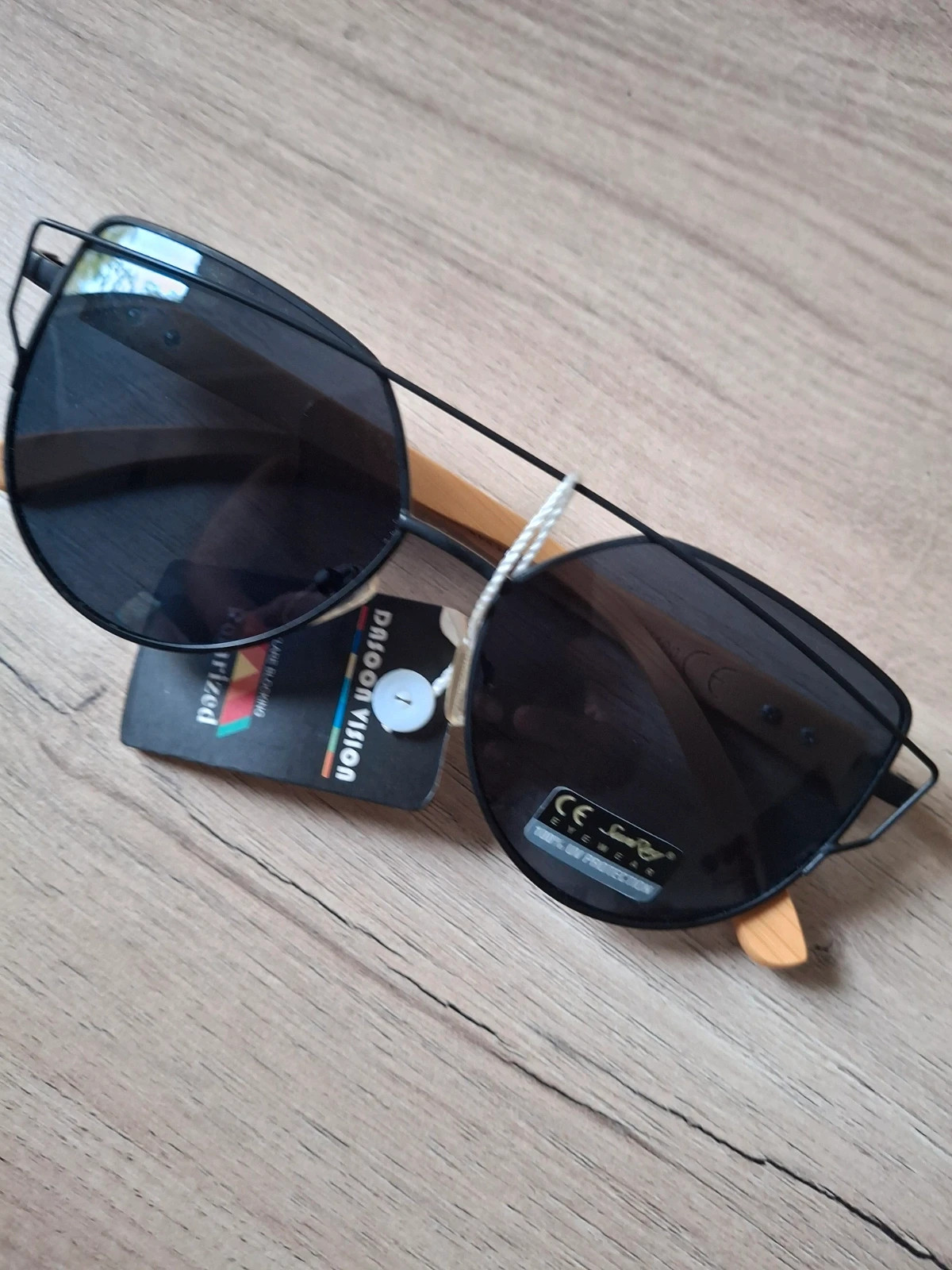 Lunettes de soleil tendance avec monture en bois