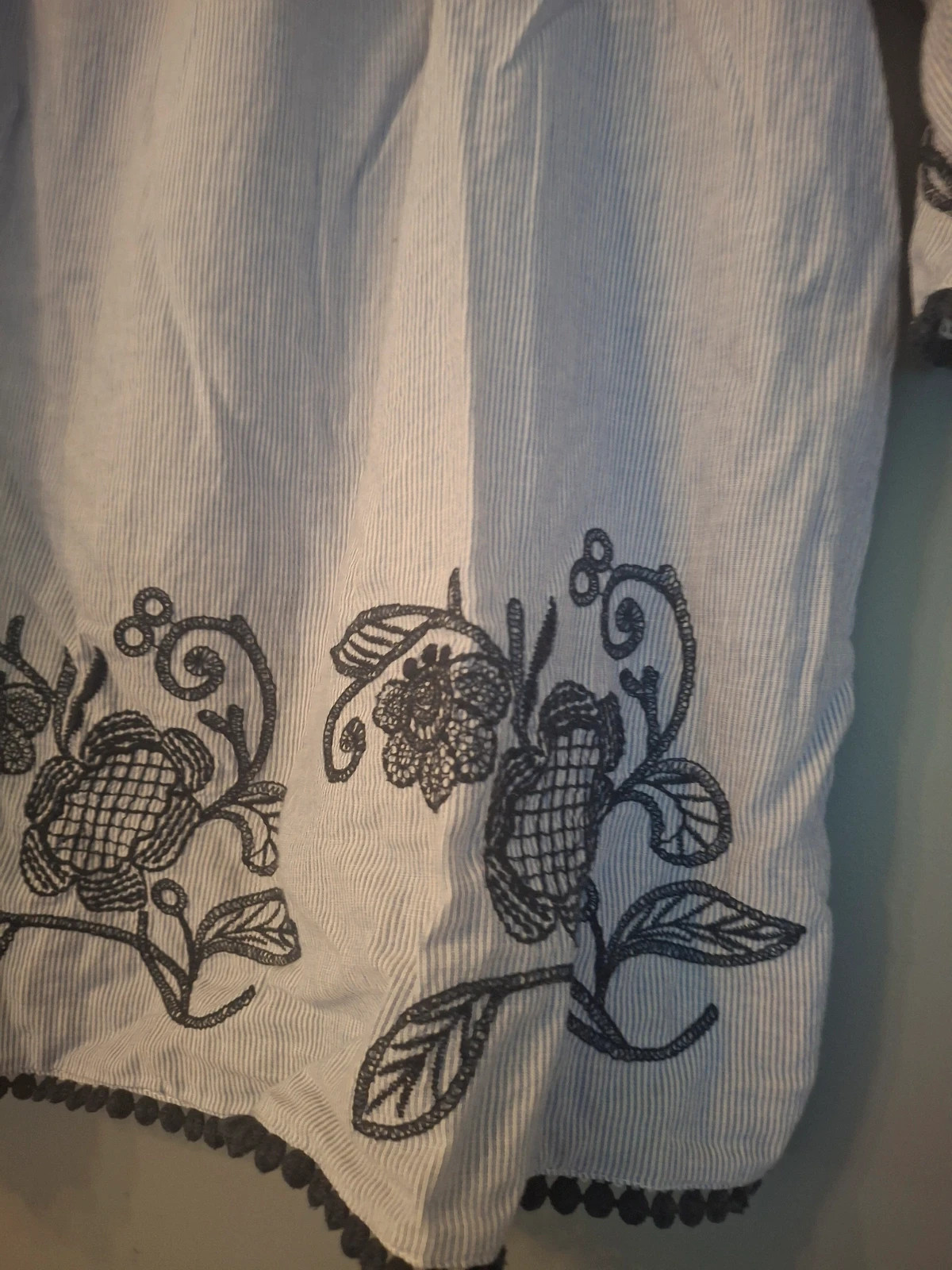 Blouse rayé avec broderie col Élastique épaule dénudé – Bershka – taille XL / 42 / 14 4