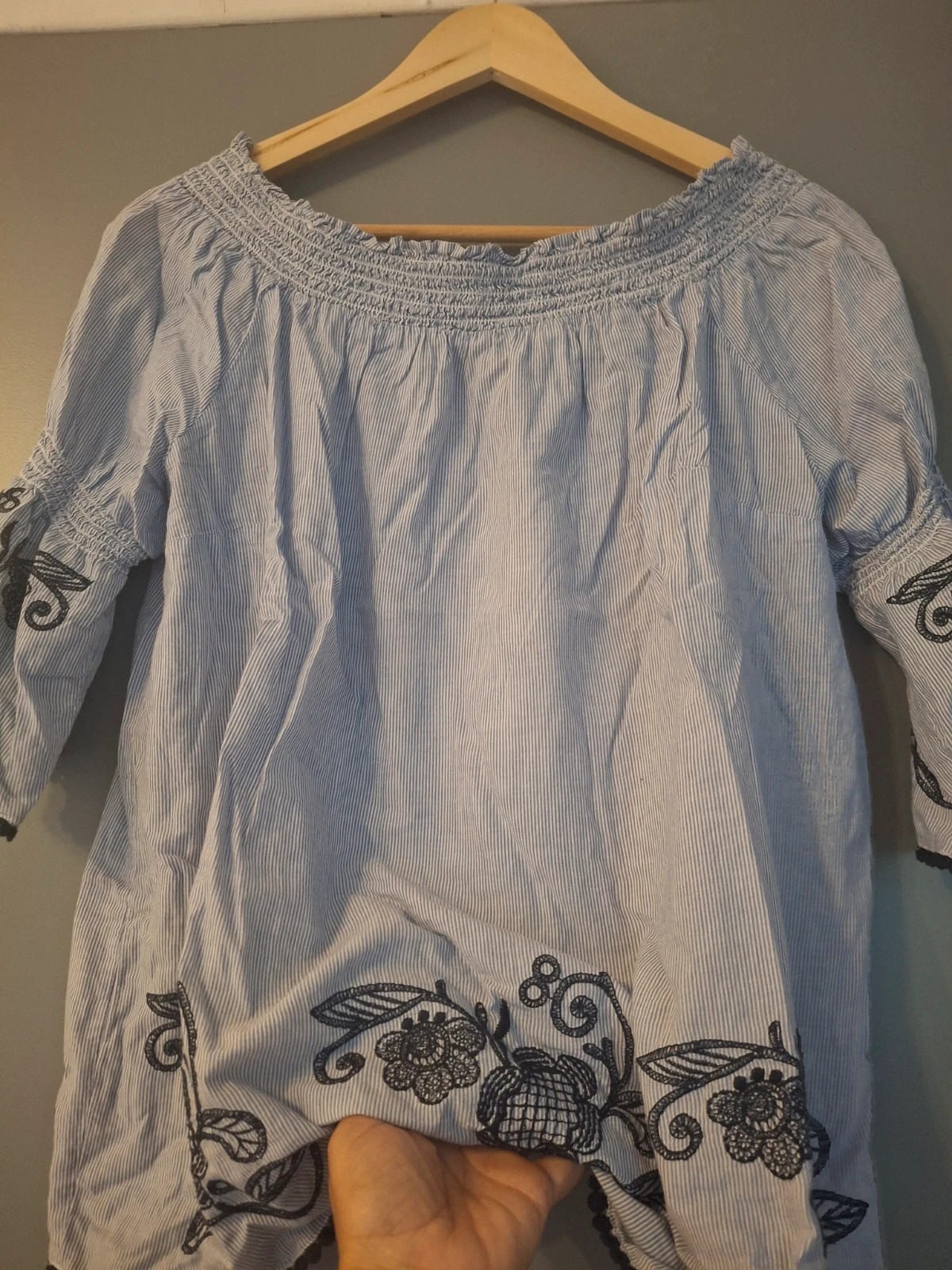 Blouse rayé avec broderie col Élastique épaule dénudé