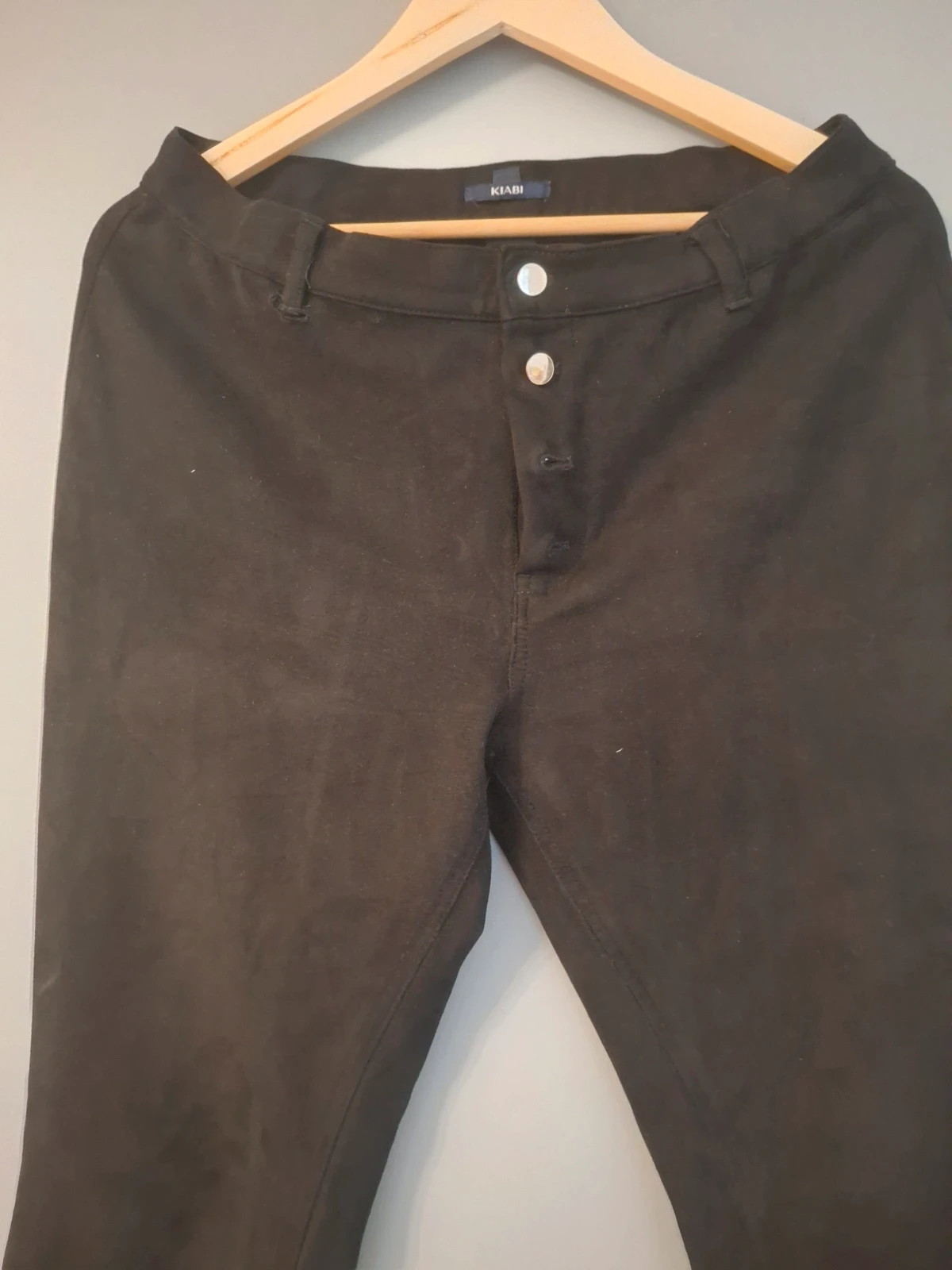 Pantalon noir effet Velours avec boutons Kiabi – Kiabi – taille XL / 42 / 14 2