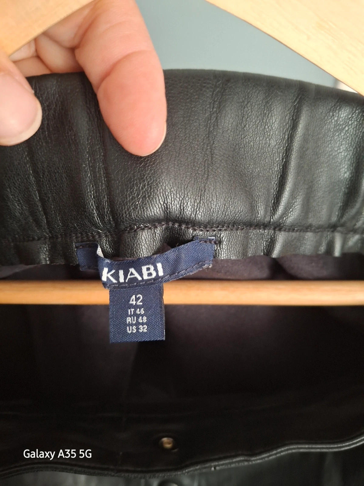 Jupe en simili cuir avec boutons élastique a la taille – Kiabi – taille XL / 42 / 14 4