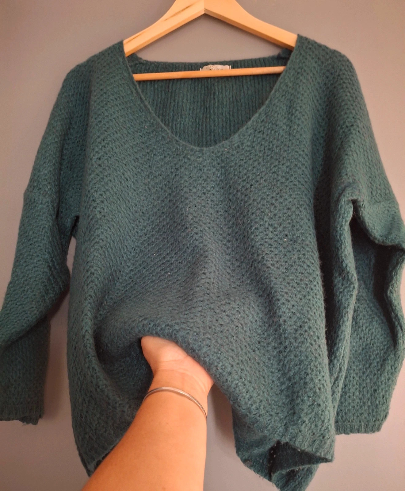 Pull bleu en maille laine et acrylique col V
