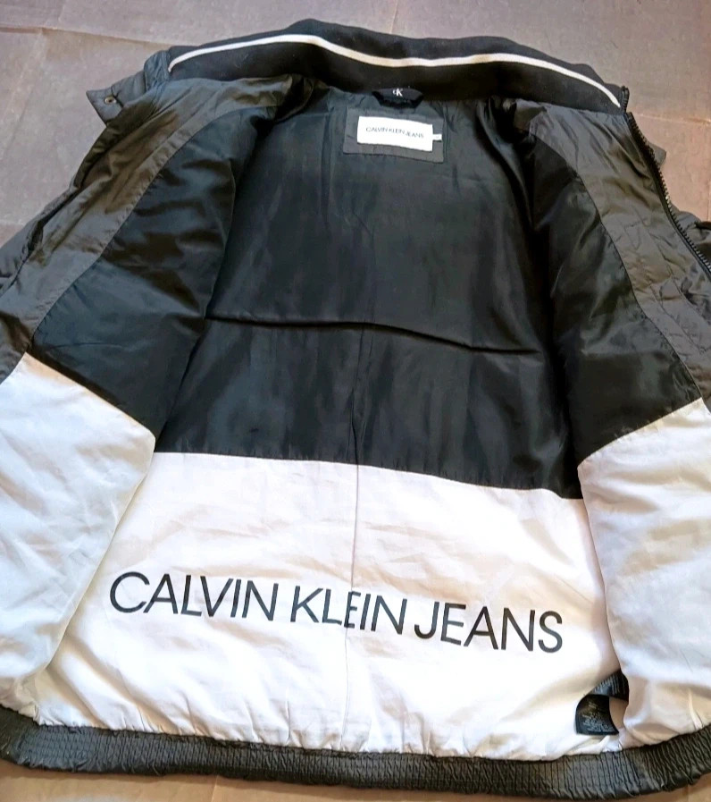 Calvin Klein Jeans Grey Puffer Jacket with Hood - Size M – Calvin Klein Jeans – taille M 2