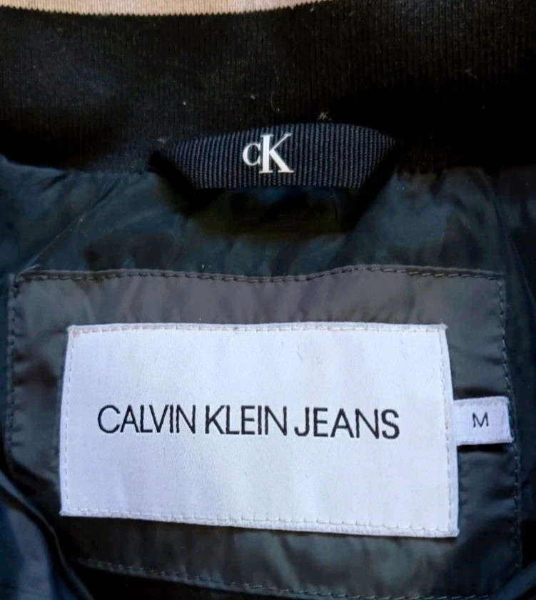 Calvin Klein Jeans Grey Puffer Jacket with Hood - Size M – Calvin Klein Jeans – taille M 4