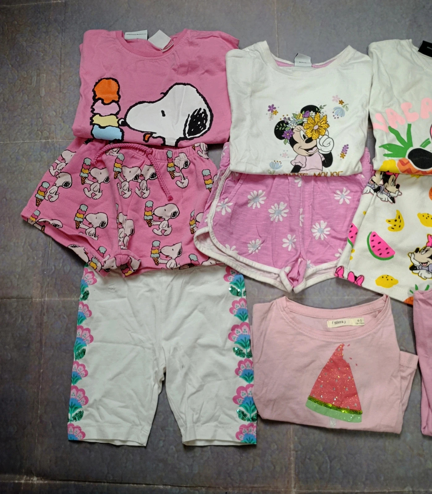 Lote ropa niña 4/5 años, verano 9 prendas - Conjuntos Minnie Mouse, Snoopy, Trolls y Sfera – Variadas. – taille 4 ans / 104 cm 2
