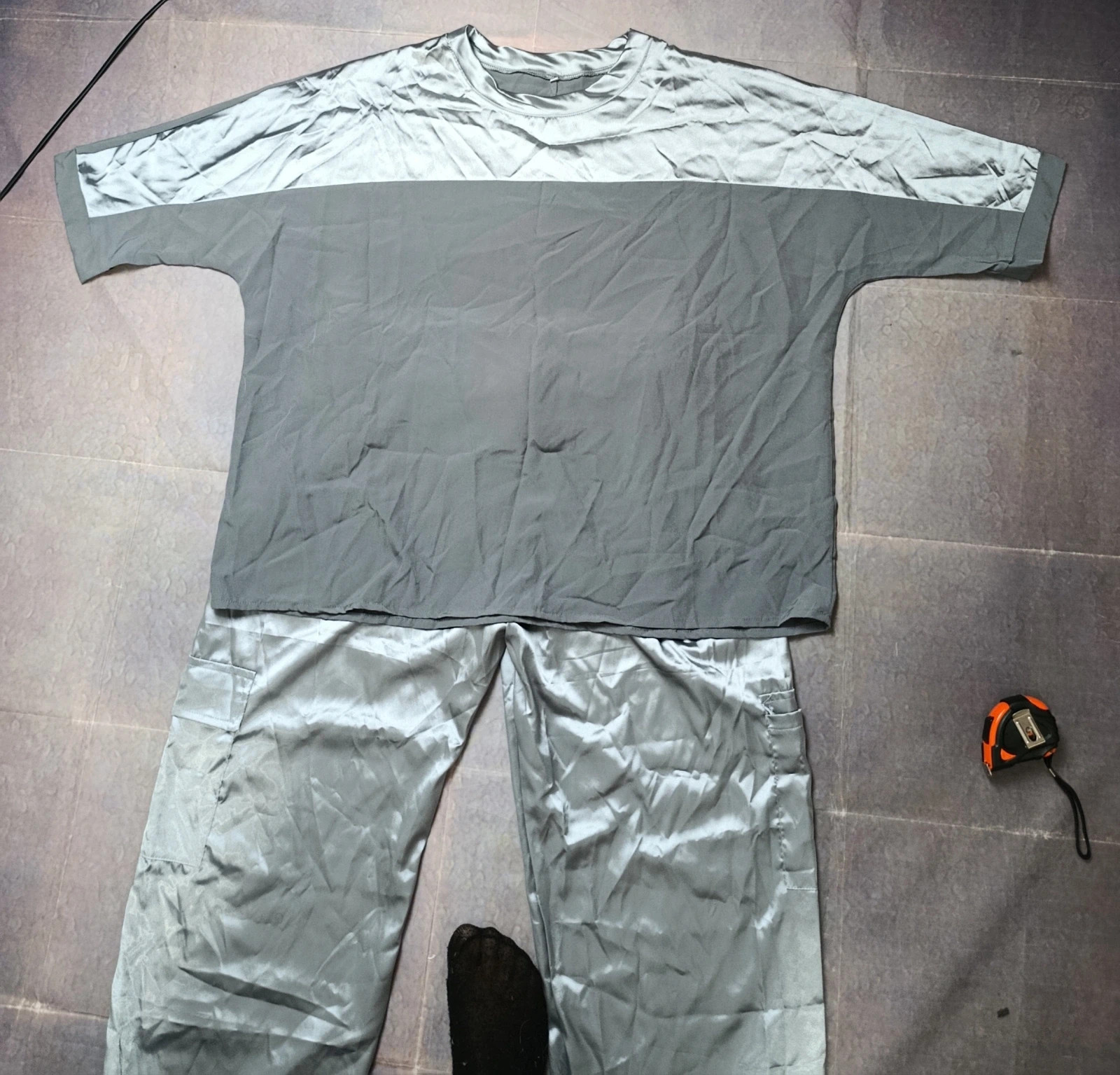 Satin 2-piece set cargo pants & top size XXL grey / conjunto raso – sin marca – taille XXL / 44 / 16 2