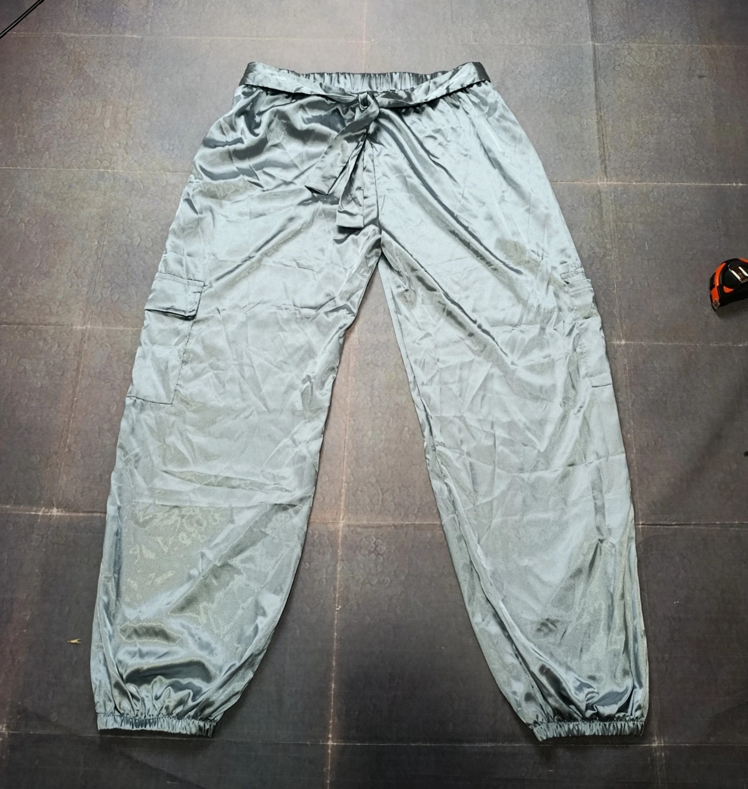 Satin 2-piece set cargo pants & top size XXL grey / conjunto raso – sin marca – taille XXL / 44 / 16 3