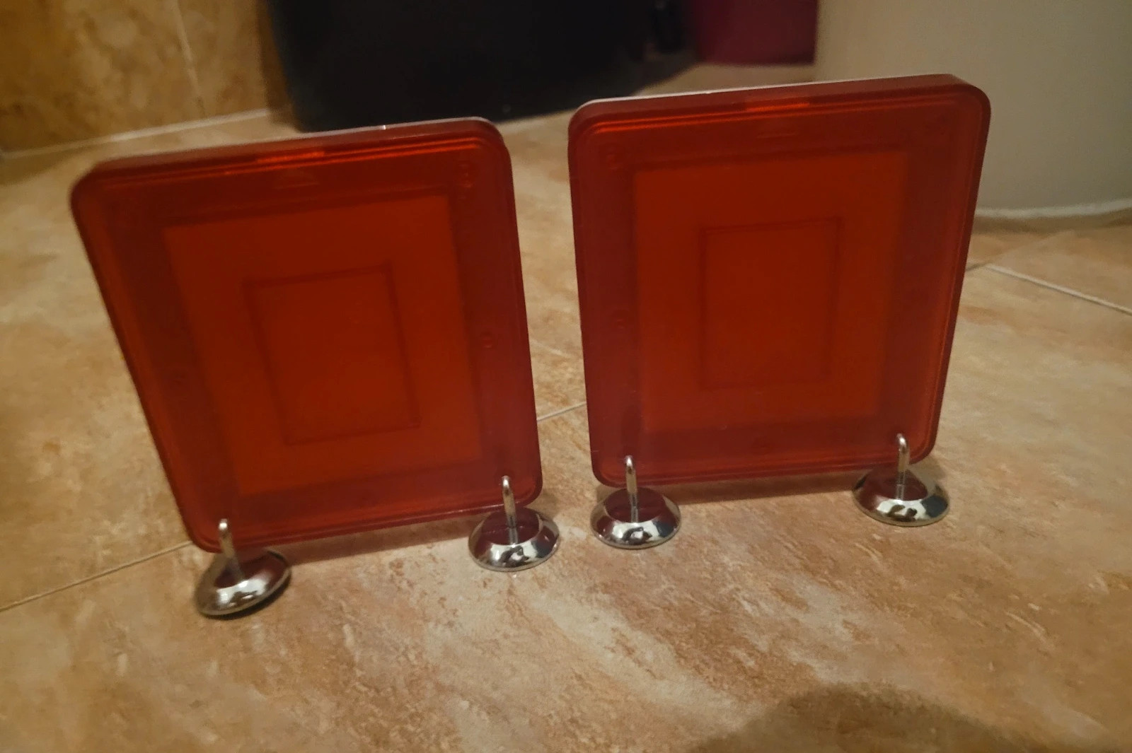 Pack de 2 marcos de fotos plateados y rojos con patas de metal – sin marca 2
