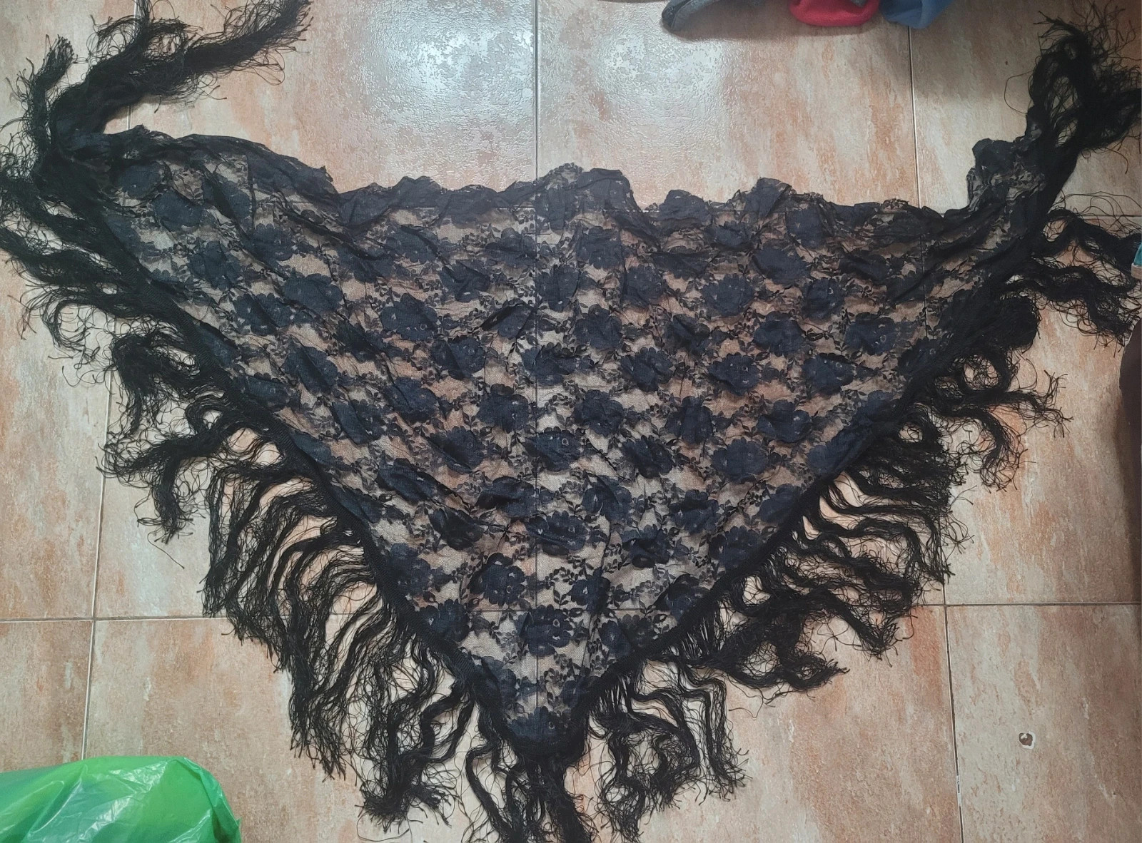 Precioso mantón triangular de encaje negro con flecos – sin marca – taille Taille unique