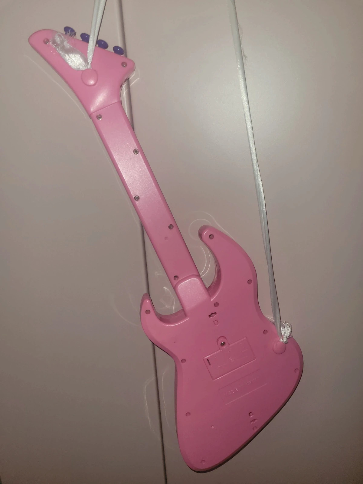 Guitarra de juguete rosa y morada para niños – Juguettos – taille 3 ans / 98 cm 2
