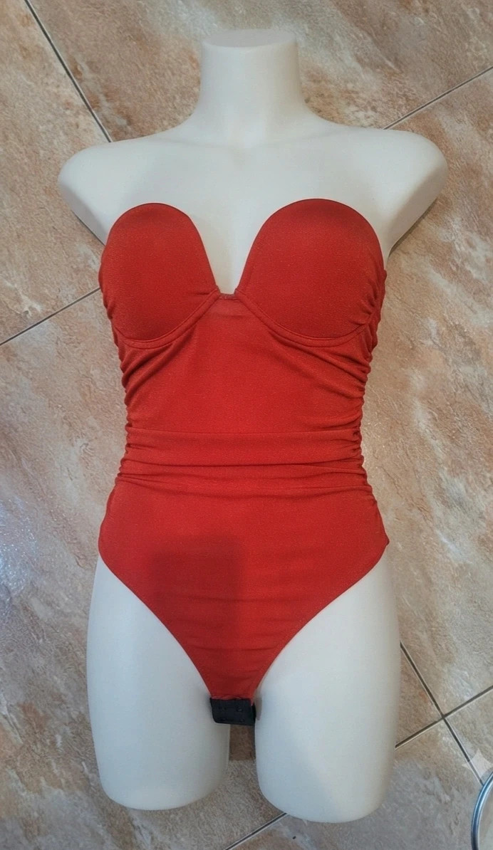 Body rojo con aros y drapeado palabra de honor - Talla S