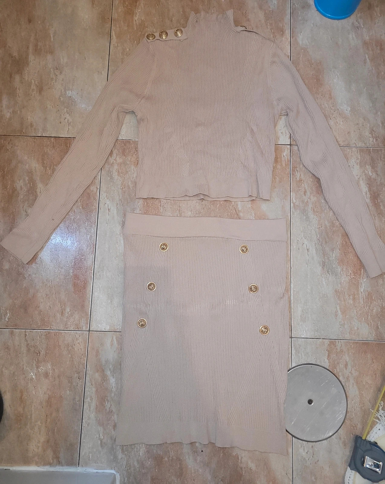 Conjunto dos piezas punto beige botones dorados talla m/l – MOOCCI – taille M / 38 / 10 2