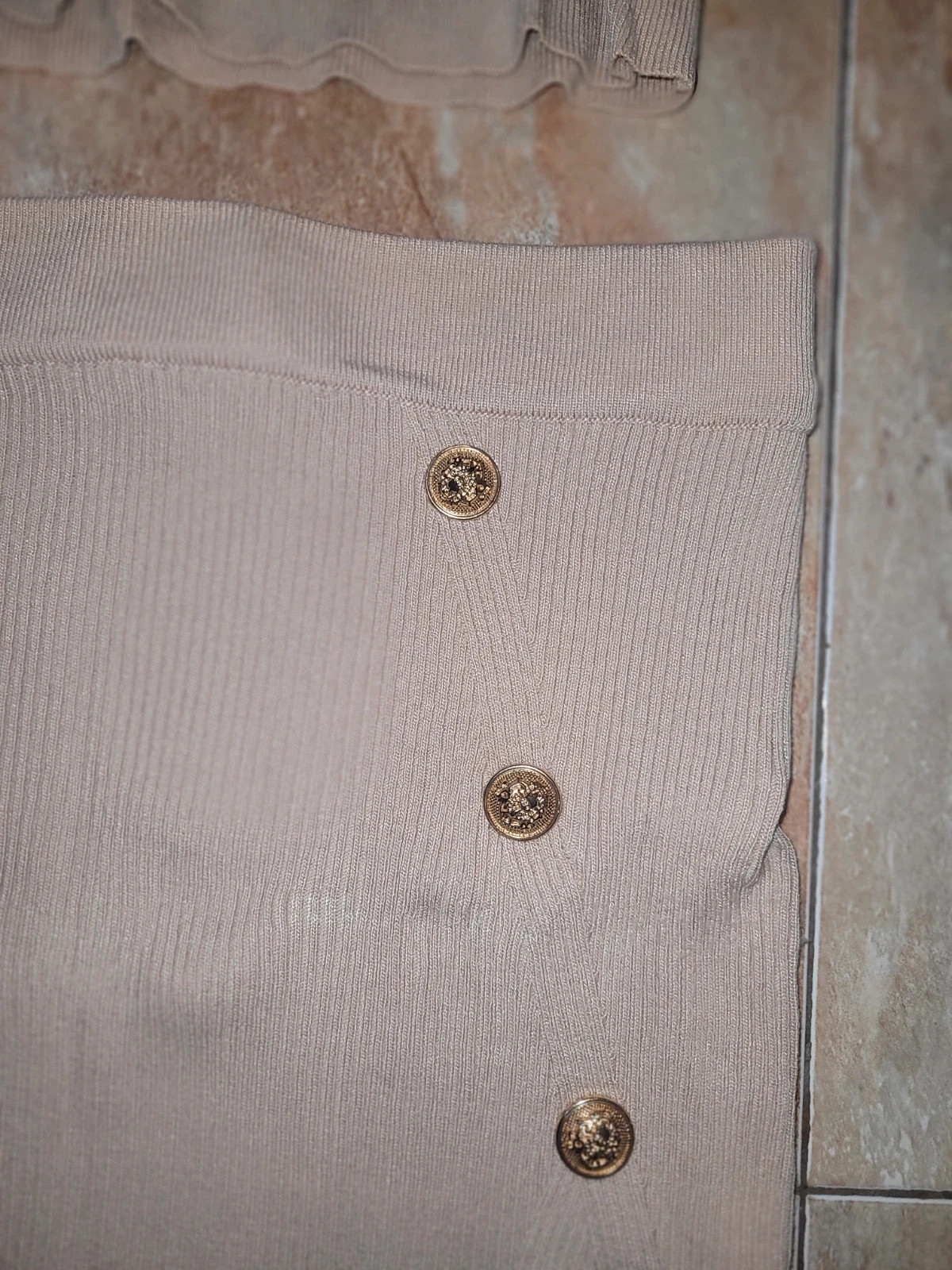 Conjunto dos piezas punto beige botones dorados talla m/l – MOOCCI – taille M / 38 / 10 3