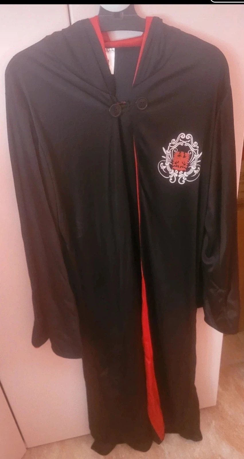 Capa de Mago Negra con Capucha Roja y Escudo – Rubies – taille 10 ans / 140 cm