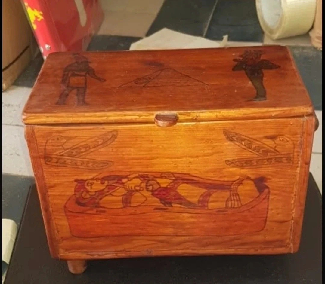 Caja de madera decorada