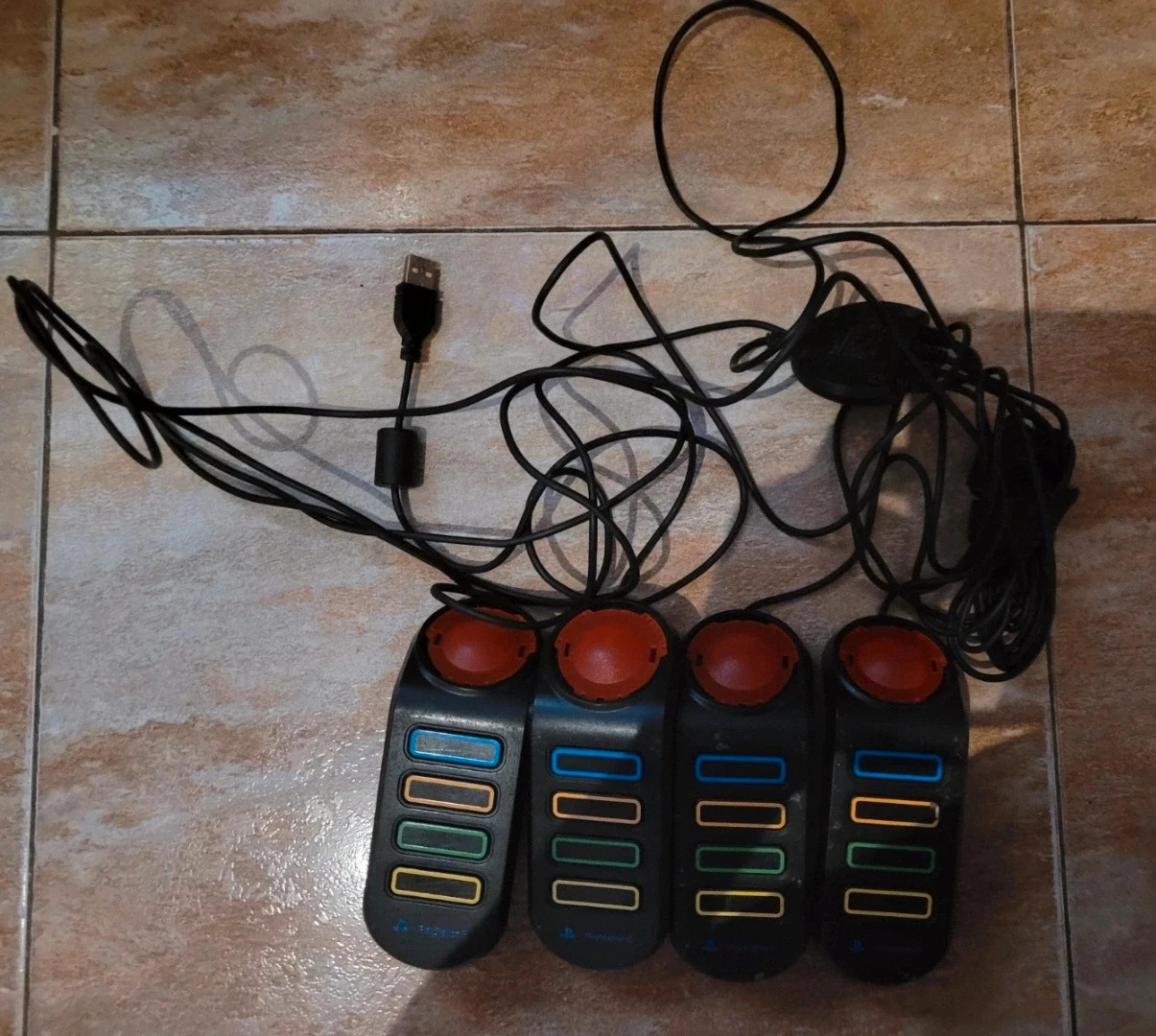 Pulsadores Buzz PlayStation 2 (PS2) - Pack de 4 mandos con cable USB – Buzzy Games 2