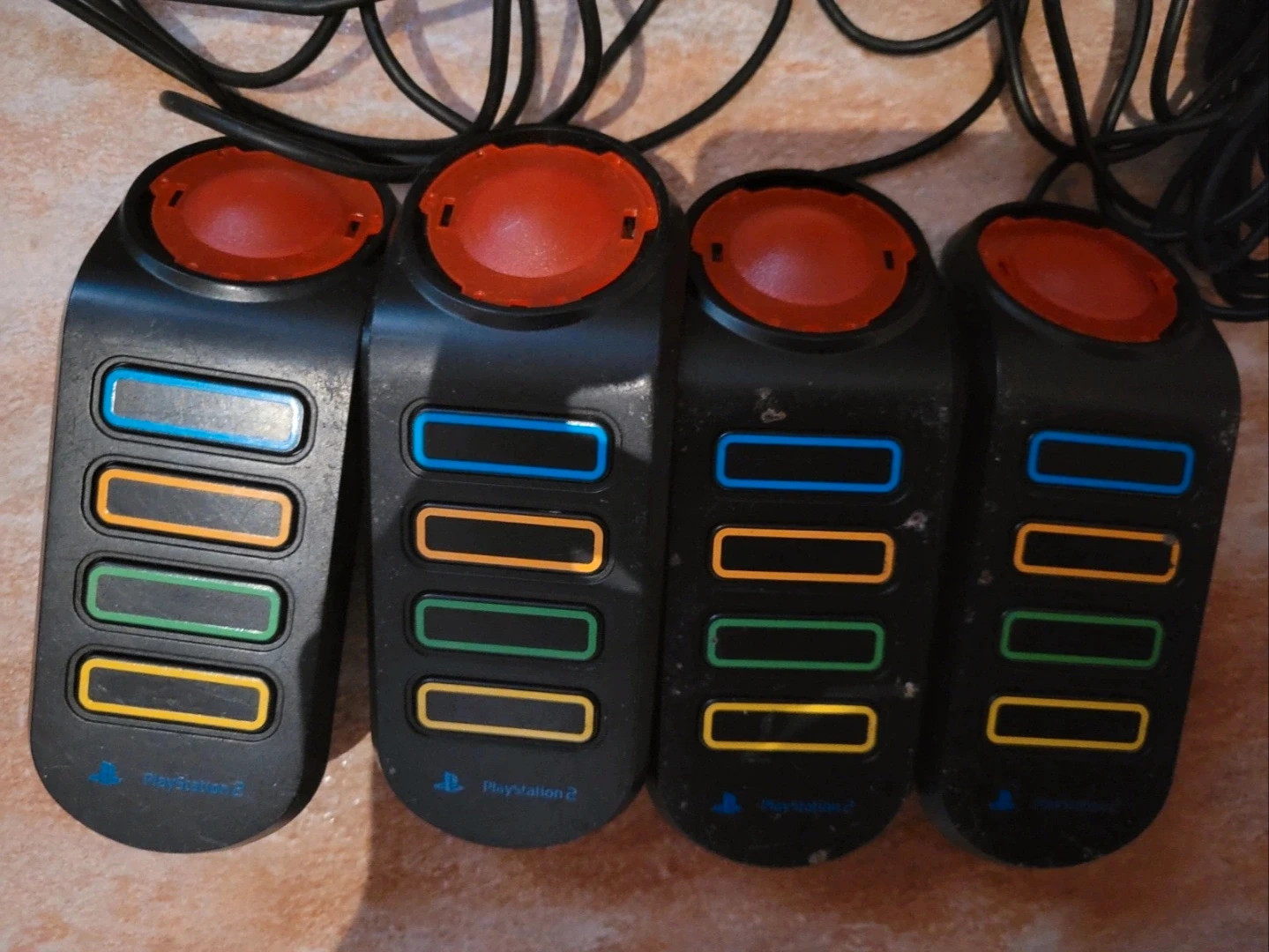 Pulsadores Buzz PlayStation 2 (PS2) - Pack de 4 mandos con cable USB – Buzzy Games