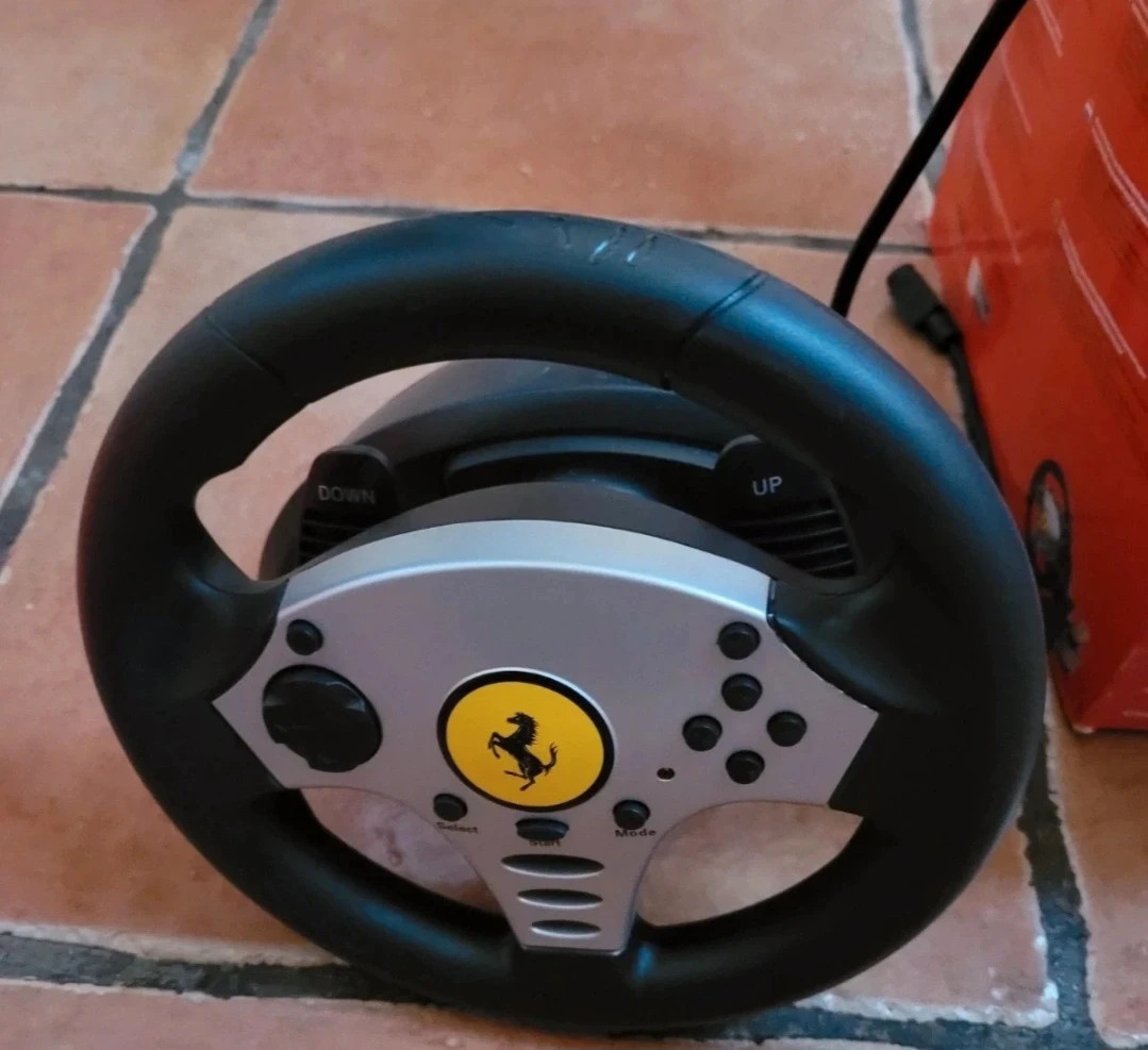 Volante Thrustmaster Universal Challenge Ferrari – Thrustmaster 3