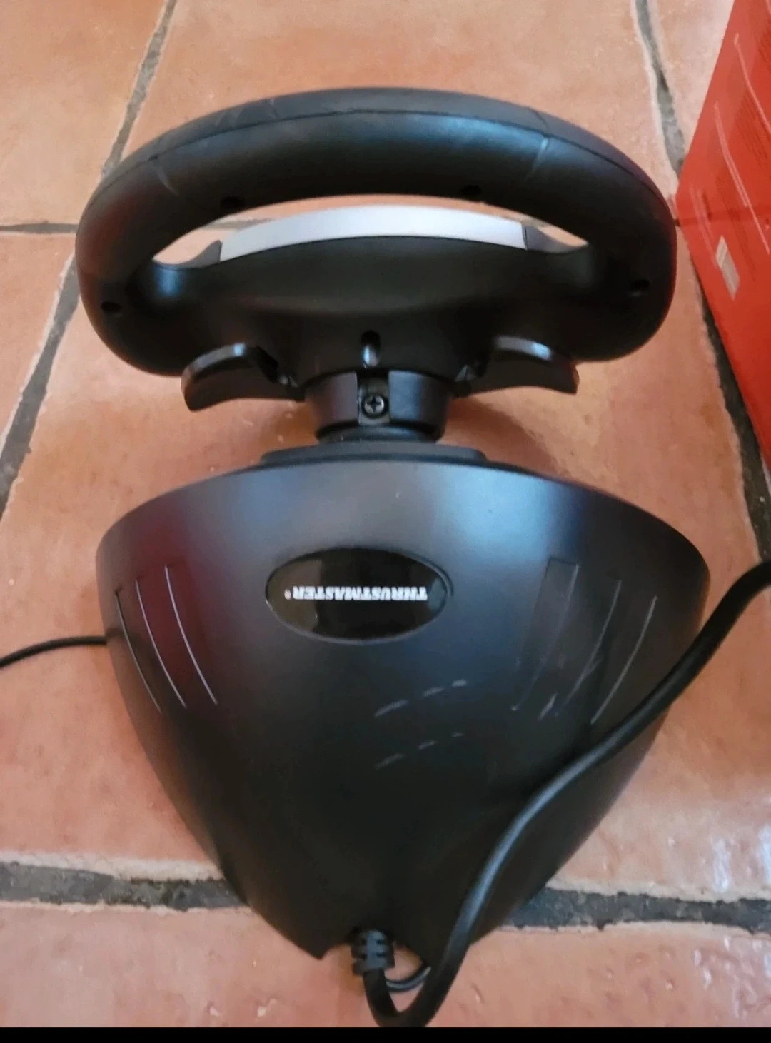 Volante Thrustmaster Universal Challenge Ferrari – Thrustmaster 4