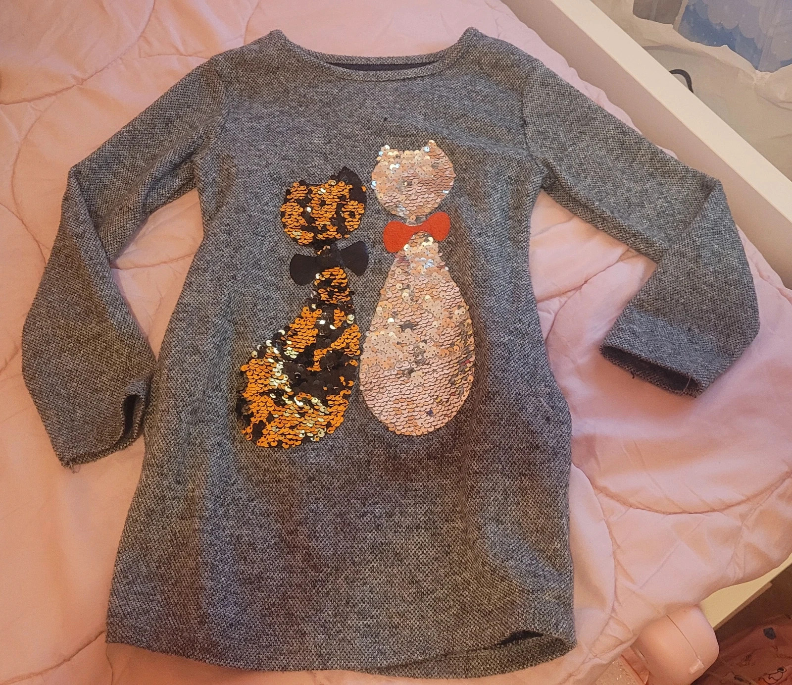 Vestido gris con gatos de lentejuelas – H&M – taille 4 ans / 104 cm