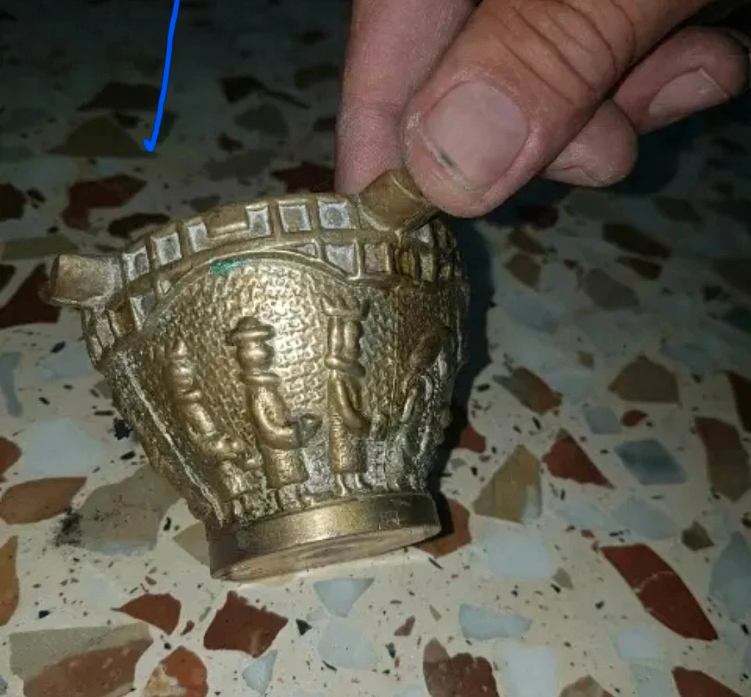 Almirez de bronce antiguo