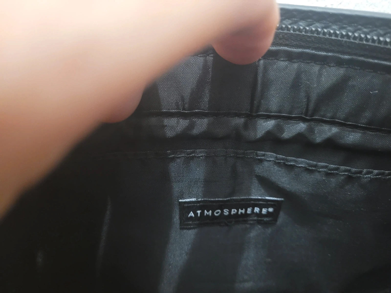 Bolso de mano negro con detalles dorados y cadena Atmosphere – Atmosphere 3