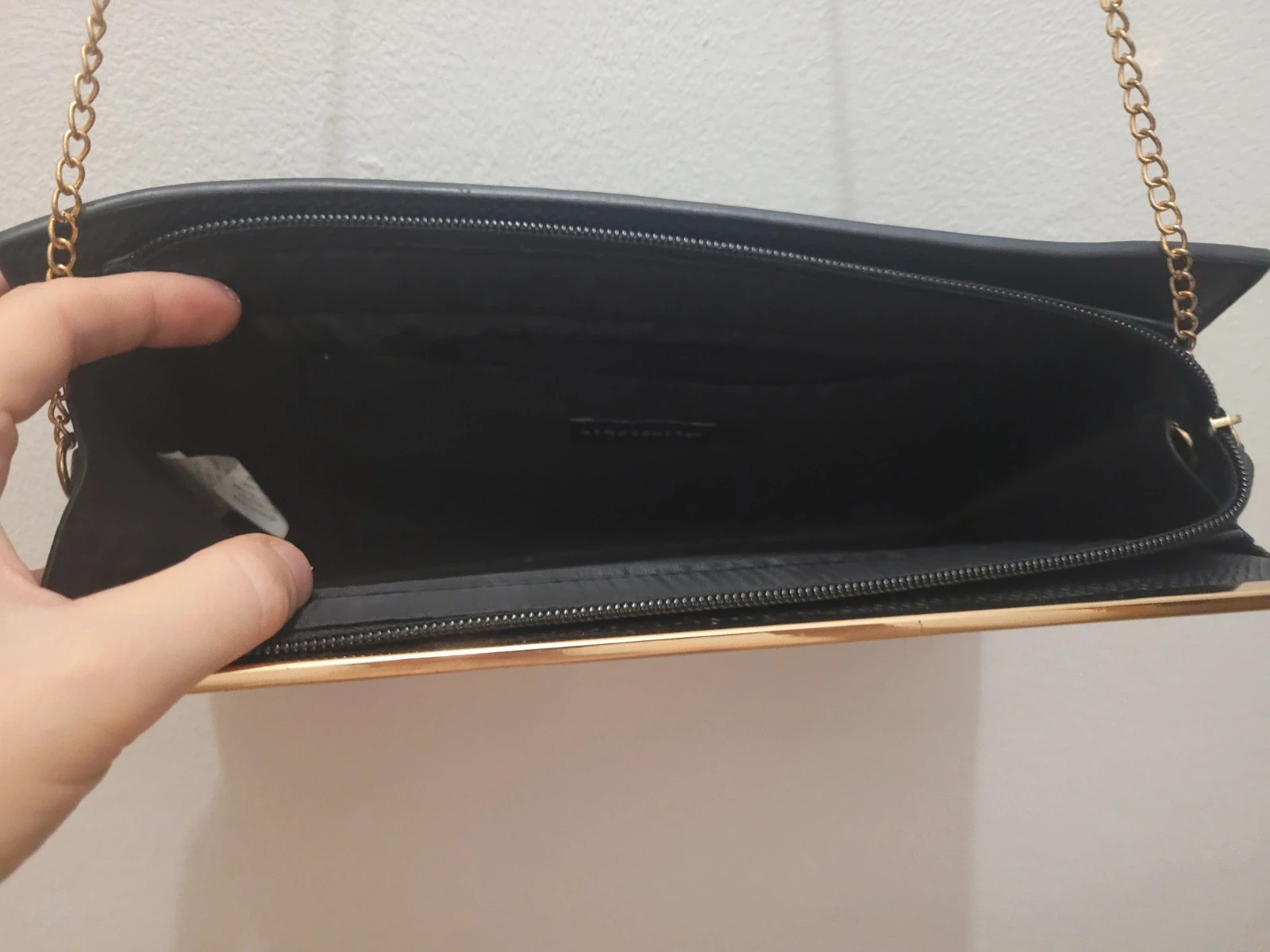 Bolso de mano negro con detalles dorados y cadena Atmosphere – Atmosphere 2