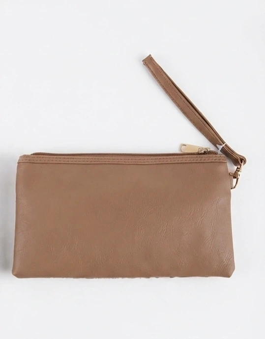 Cartera de mano marrón tipo sobre – D&H 2