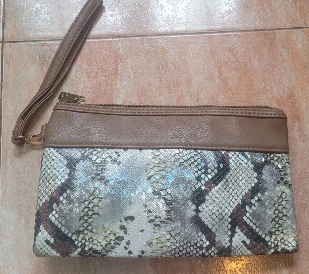 Cartera de mano marrón tipo sobre – D&H 4