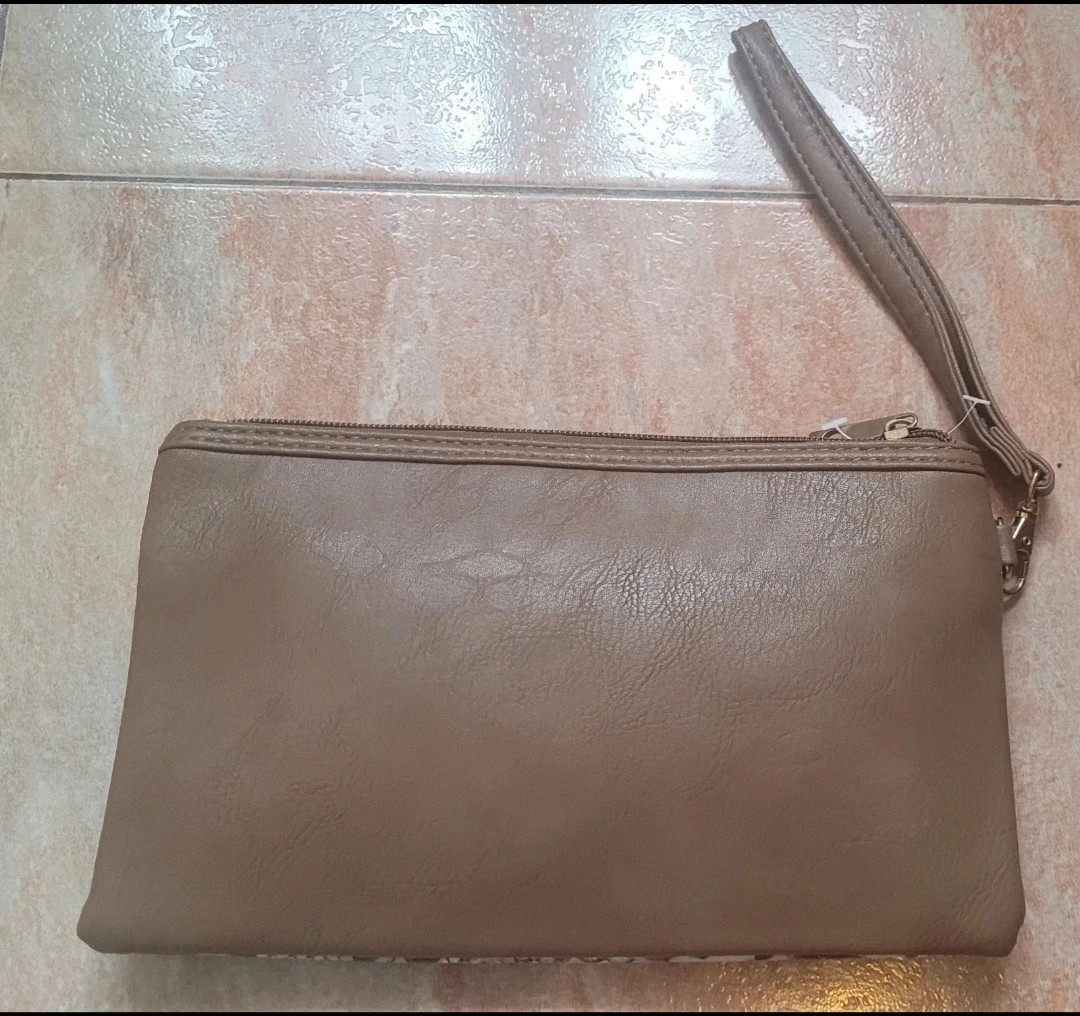 Cartera de mano marrón tipo sobre – D&H 5