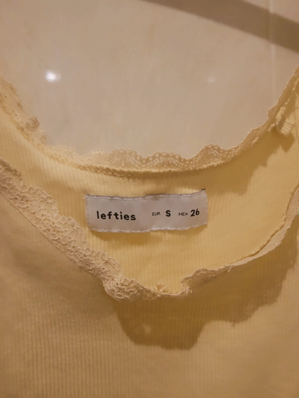 Top de tirantes amarillo pastel de la marca Lefties, talla S. – Lefties – taille S / 36 / 8 3
