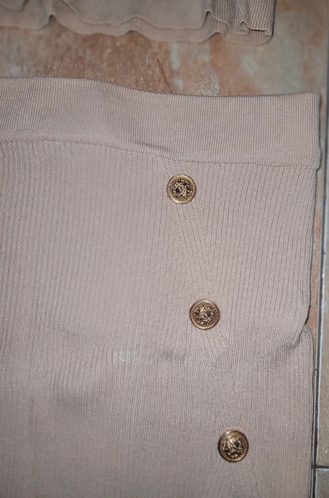 Conjunto de dos piezas de punto canalé beige con botones dorados - Talla M/L – MOOCCI – taille M / 38 / 10 2