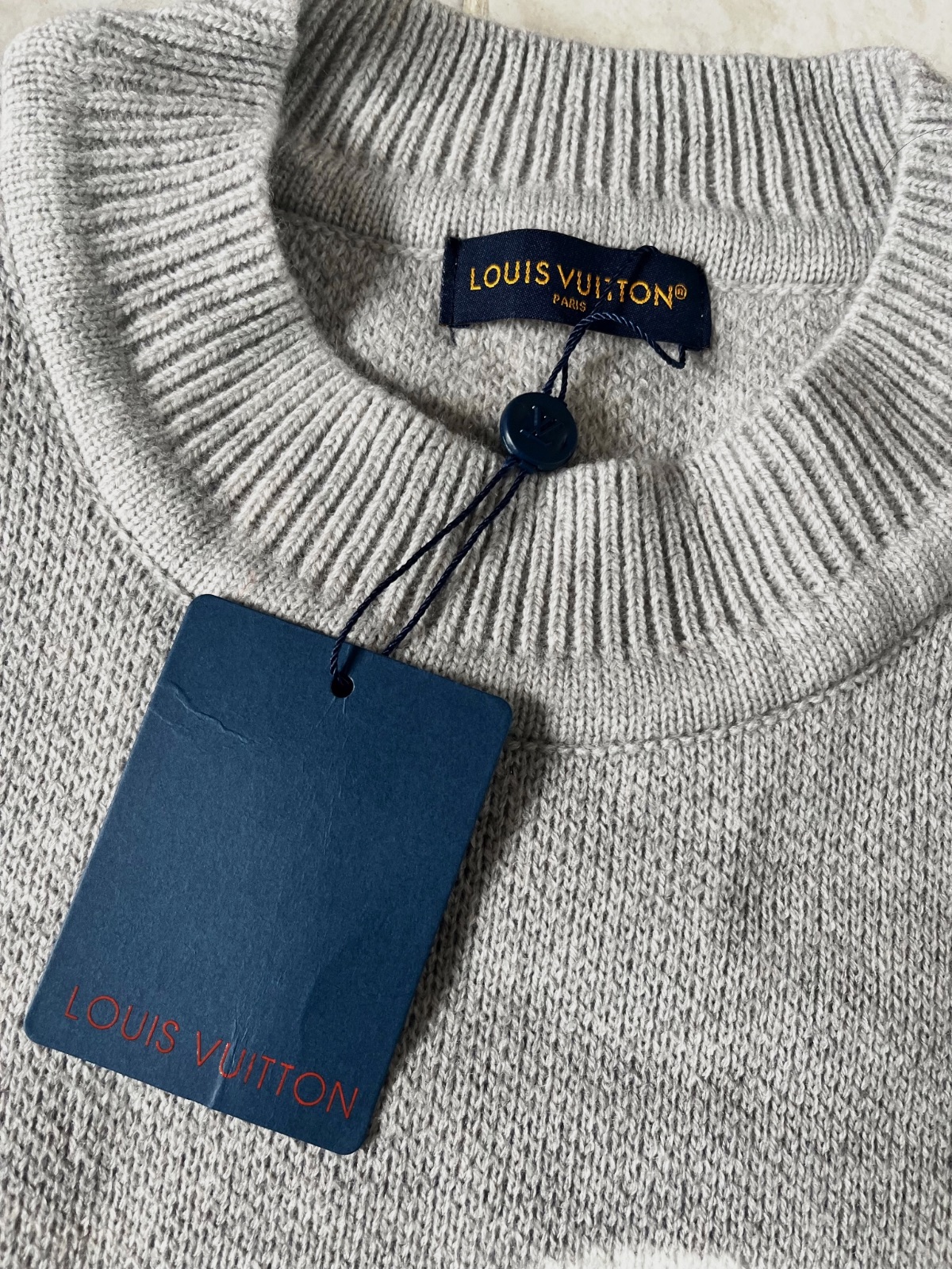 Sweat LV – Kiabi – taille XS 6