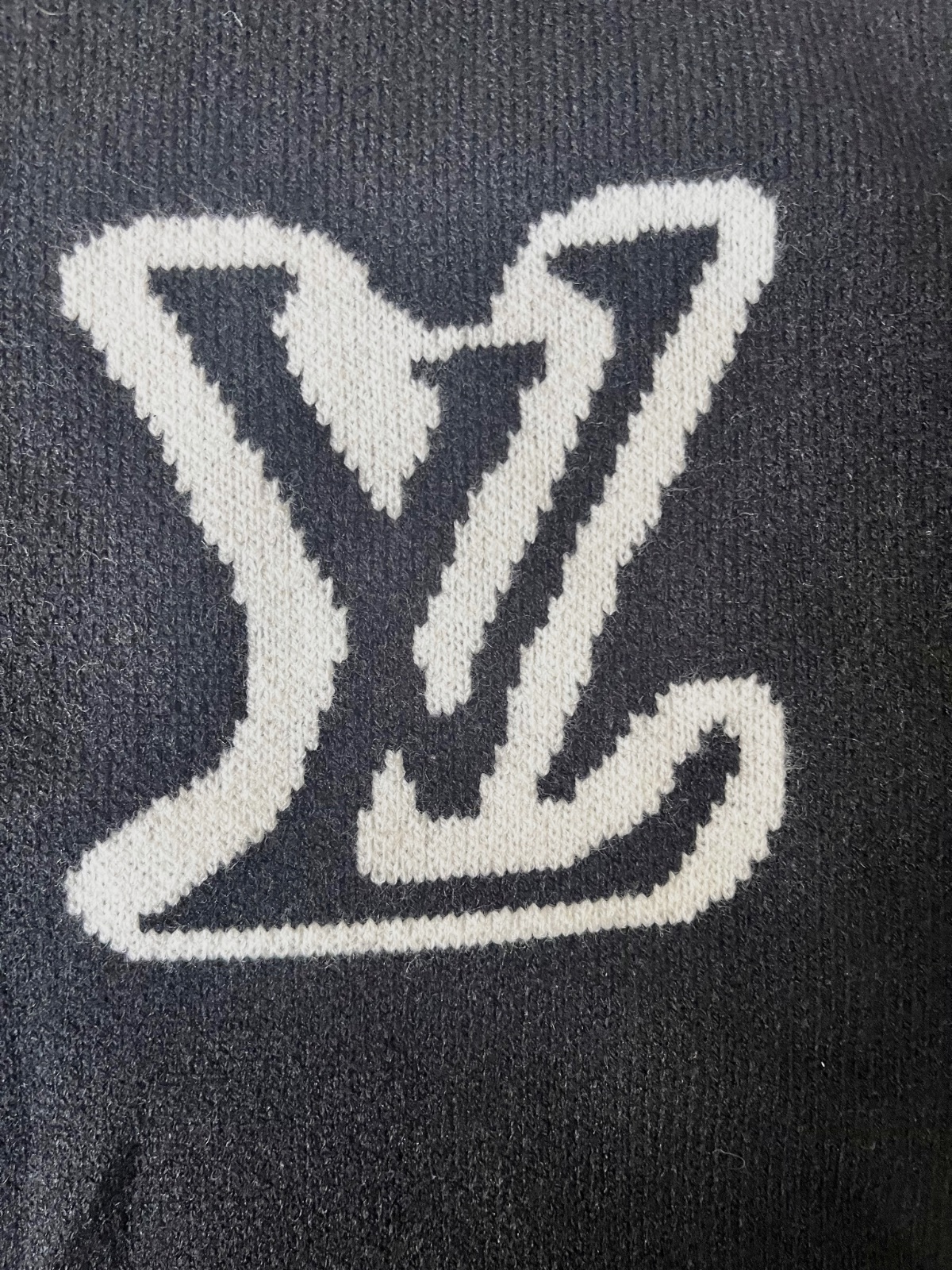 Sweat LV – Kiabi – taille XS 4