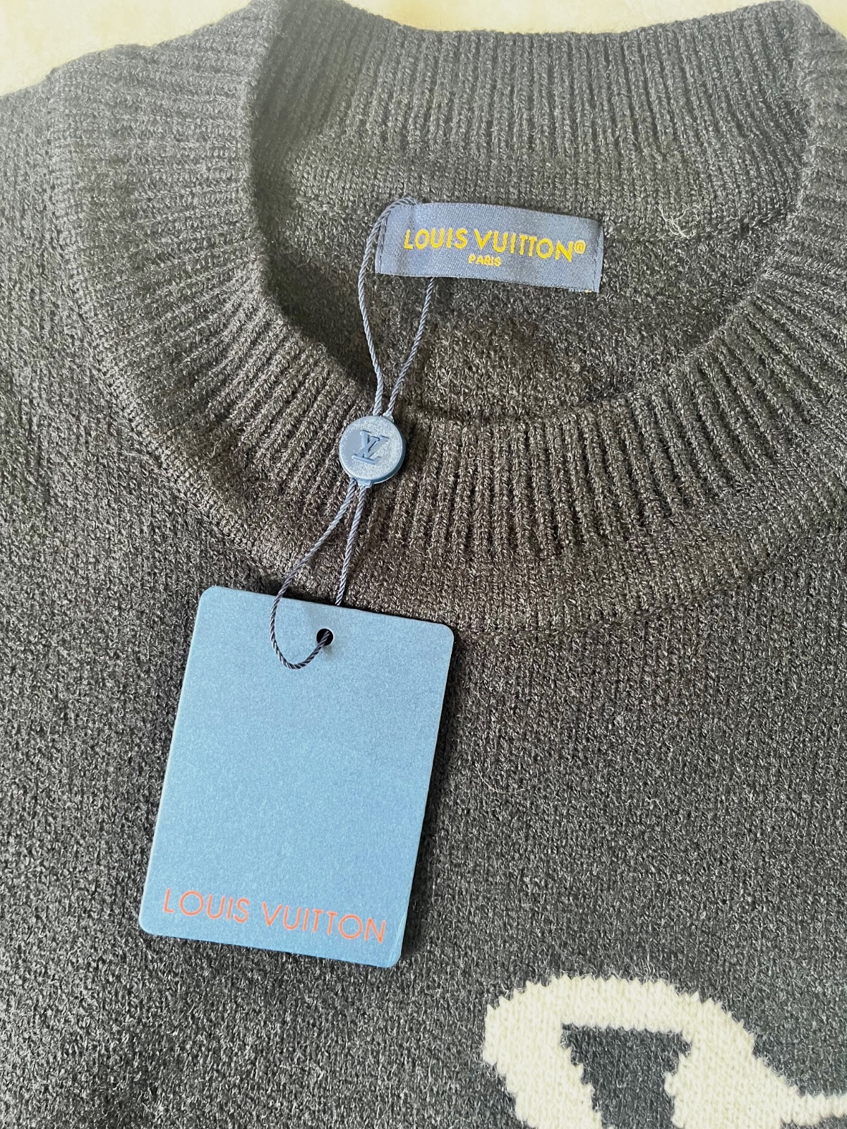 Sweat LV – Kiabi – taille XS 5