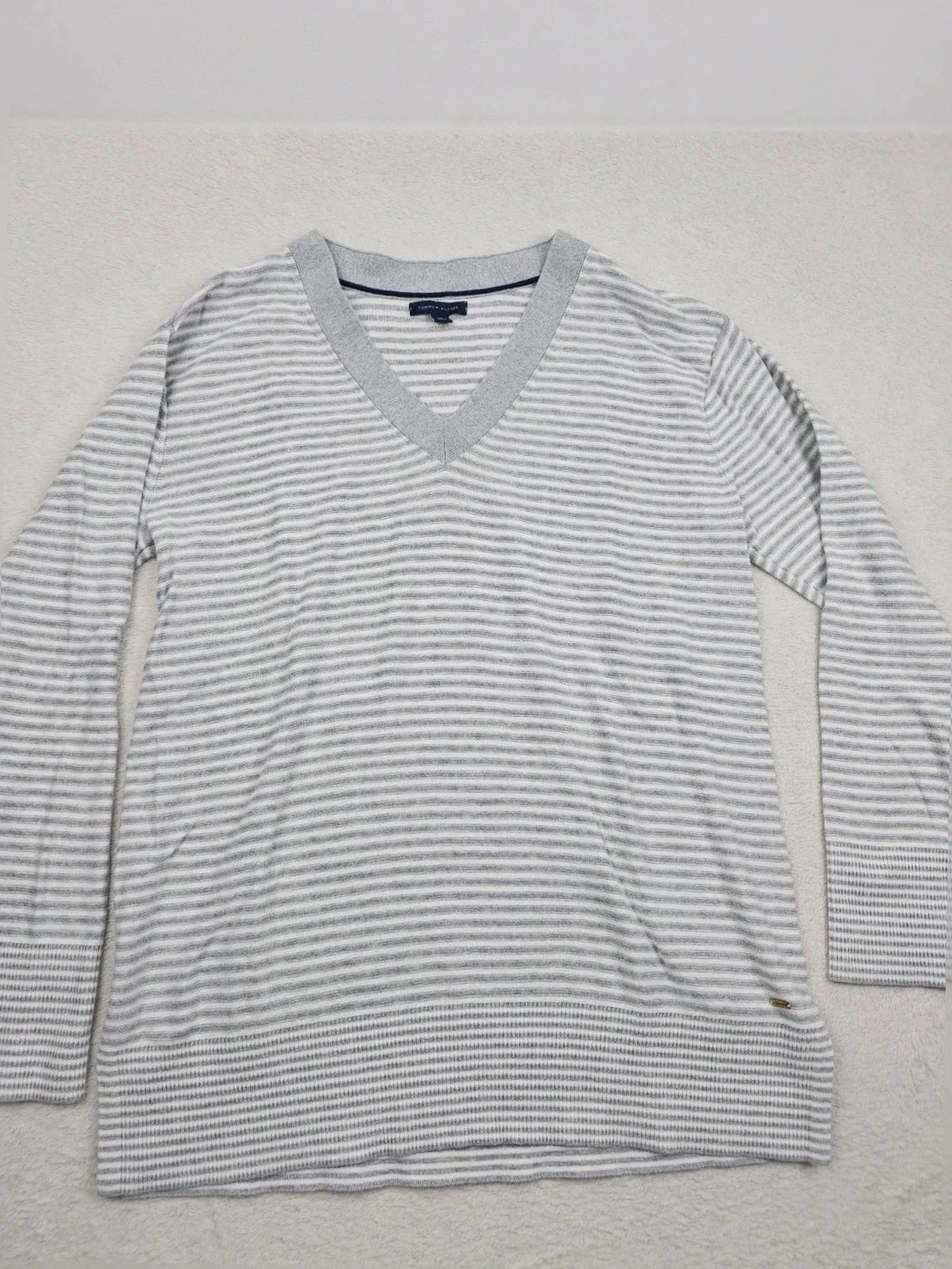 Tommy Hilfiger Pull Col V Rayé Gris Blanc Taille L – Tommy Hilfiger – taille L / 40 / 12 2